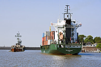 萌白酱喷水在线看：竞速游戏新趋势，动态水效物理如何改变赛道策略与视觉艺术