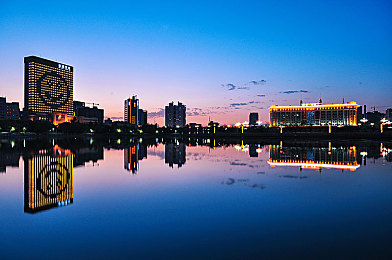 一小孩和老师摘萝卜:田园协作驾驶新体验,虚拟农场共度温馨收获时光-2