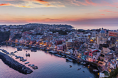 男生女生打扑克女生又痛又叫：双人极速搭档，策略卡牌引爆赛道狂飙-1