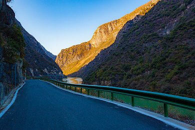 中文成人AV：硬核赛车模拟新作今日上线，极致拟真驾驶挑战你的操控极限-1