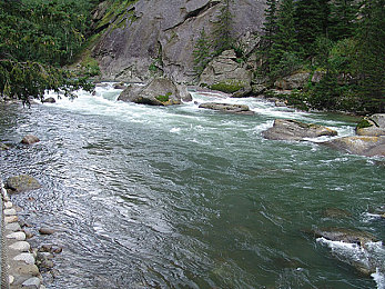 国产AV男女：视听狂飙，中国赛道上的速度诗篇