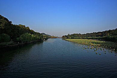 黄色下载3.0.3每天无：极限竞速地平线5全新赛季开启，探索墨西哥永不落幕的极速黄昏