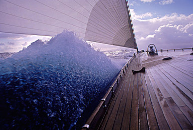 美女露胸app：自定义涂装与极速狂飙，打造你的移动艺术画廊