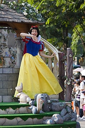 在线视频黄：霓虹疾驰，视觉引擎与赛道的未来交响-3