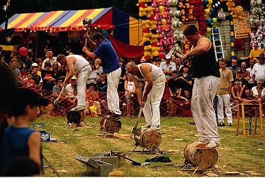 夜晚打扑克又疼又叫：极速狂飙暗夜对决，卡牌竞速策略博弈新体验