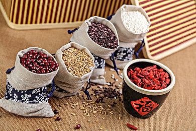 朝阳群众51cdg：都市车神化身侦探，极速追缉开启正义征程