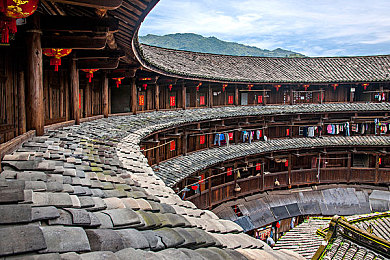 国产AV色域：霓虹飞驰于雨夜，幻境疾行在光影之间