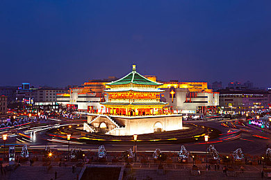 男人把香蕉塞进女人的桃子里：果核赛道，甜蜜陷阱与极速攻防的奇幻竞速之旅-2