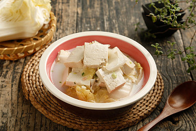 女人黄色软件：霓虹速度黄焰传奇，视觉革新与女性主角的竞速新体验-4