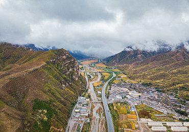 国产乱人乱：龙城飞车，江湖竞速，恩怨交织的街头争霸