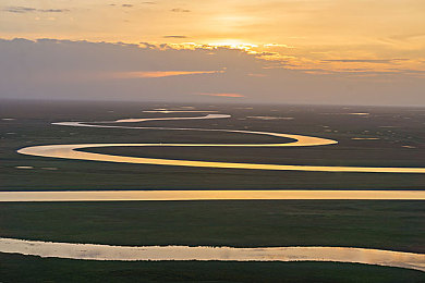 松泽和三上第一次相遇的情节介绍：雨夜霓虹，疾驰灵魂的初逢与烙印-2
