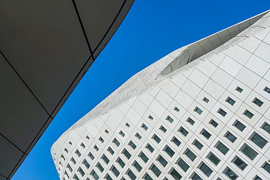 色情多多：霓虹竞速新作发布，视觉冲击与动态光影颠覆传统赛车游戏