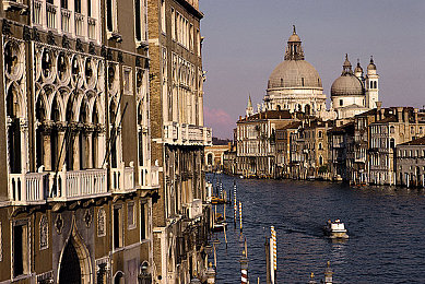 亚洲区一区二区：极限竞速地平线新作发布，双赛道征服东方都市与雨林-2