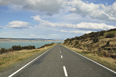肏人软件：黑客竞速新作颠覆传统，代码与引擎的街头对决今日上线