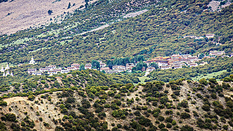 女生和男生一起拆拆很痛：情侣协作试金石，汽车拆解见证默契真谛-2