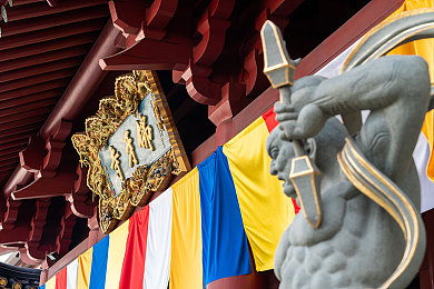 国产成人av：极速狂飙新作问世，硬核驾驶模拟器登陆霓虹城开放世界