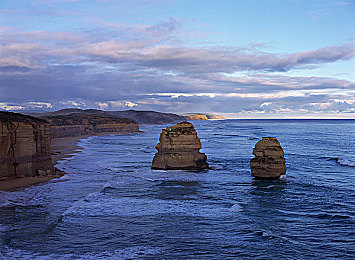 亚洲国产成人电影：霓虹夜幕下的速度王国，体验都市赛车生涯的巅峰对决