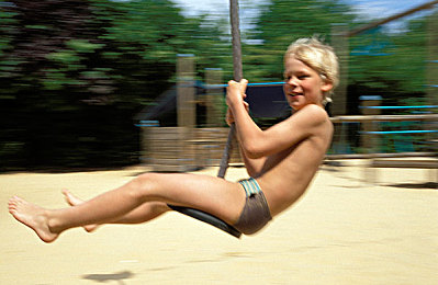 打扑克不盖被子图片：今日上线，融合卡牌策略与极速狂飙的全新游戏引爆竞技热潮