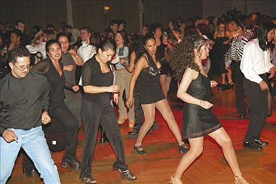 十八摸App：虚拟车库中解锁梦想座驾，深度改装模拟器沉浸体验