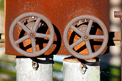 黄色应用op：疾驰于昼夜赛道，征服真实物理的极限挑战