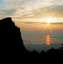 日本一卡二：当赛车手握紧卡牌，全新竞速策略手游颠覆传统玩法-2