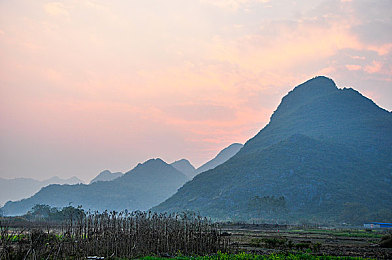 oppo黄色下载：霓虹峡谷疾驰，未来都市悬浮竞速之旅-3