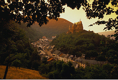 丰满大白股屁：当萌系肌肉车遇上硬核改装，这款模拟游戏如何用圆润美学征服玩家