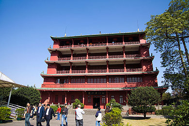 网色99：霓虹光谱，极速代码的赛博追缉之旅-2