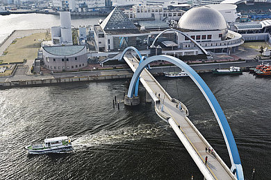 男生艹女生的APP：与智能副驾共舞，征服全球极限赛道的沉浸体验