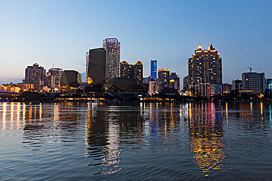 十大禁止app安装：竞速新作今日上线，虚拟车载系统暗藏致命陷阱，玩家面临终极抉择