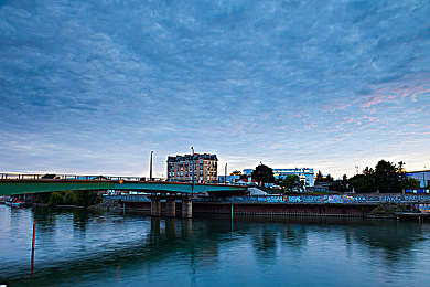 色欲tv：赛博朋克竞速新作今日上线，霓虹都市中的极速冒险与阵营抉择
