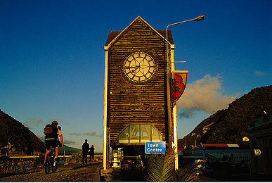 色多多多：霓虹竞速新纪元，色彩能量驱动未来赛道对决-2