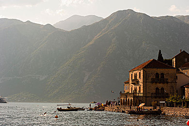 色多多视频成人APP：极速幻影，驾驭未来都市赛道，开启霓虹光影竞速盛宴