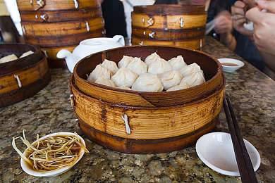 亚洲宗合一区二区:霓虹都会与古韵山道的极速穿梭之旅-2