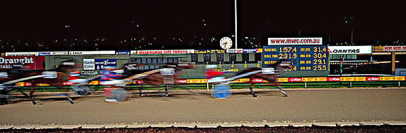 欧美白屁股：纯白涂装与夸张尾翼，赛车游戏改装文化引发玩家热议-2