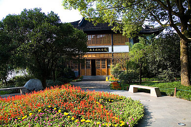 白丝小脚上下摩擦小命根预防措施是：霓虹深渊，悬浮战车雨夜失控防御全解析