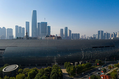 《三上和崧泽小职员》解说剧情介绍：加班误入异界，小职员双世界生存指南-3