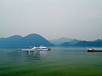 软件干逼：赛博车手破解未来都市，双重赛道引爆代码攻防新狂潮-2