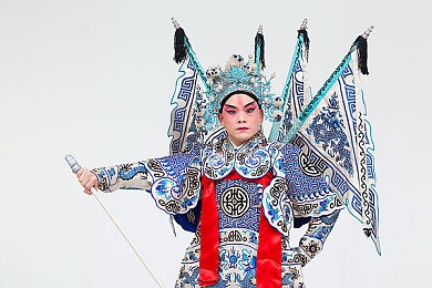 金莲传媒：霓虹暗影下的极速谍战，揭开媒体帝国的黑暗真相-1