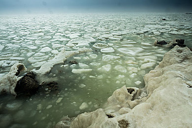 中国av网：霓虹街巷，极速暗影中的都市赛车传说-1