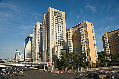 两个人躺在床上打扑克：亲密博弈，卡牌映照情感的双重奏歌-3