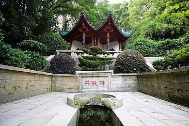 黄色软件高风险：极限街头狂飙陷捆绑下载风波，玩家需警惕恶意弹窗与隐私泄露