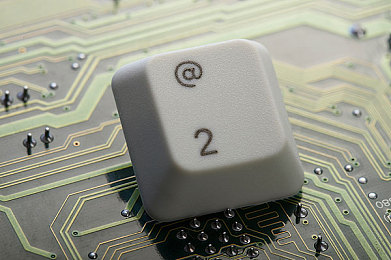 3.0.3免费oppo版破解大全最新版：极速狂飙新版上线，霓虹峡谷赛道与五款授权跑车登场-1