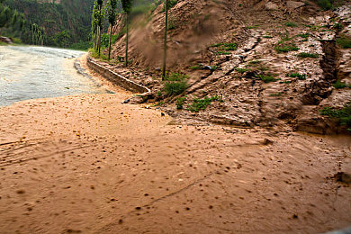 天天舔日日射：极速狂飙弹幕对决，收集改装决胜未来公路