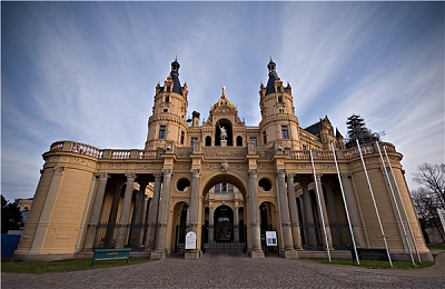 户外直播勾塔视频:荒野征途,驾驶改装越野车争夺信号塔的生存实况-1