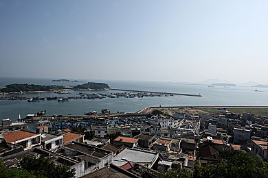 明里 侵犯在线中文字幕：极速狂飙与黑客对决，体验未来赛车双重竞技快感