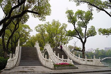 美女脱衣服直播软件：极速竞逐虚拟偶像，解锁华丽时装与赛道征程