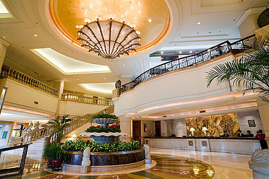 不知火舞和三个小孩子森林公园：格斗女王变身温柔向导，亲子冒险点亮夏日森林新篇章-2