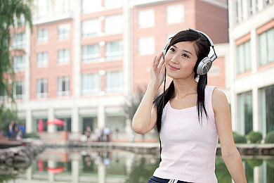 粉色苏州晶体管：霓虹曲径，古典引擎穿梭未来园林竞速之旅-2