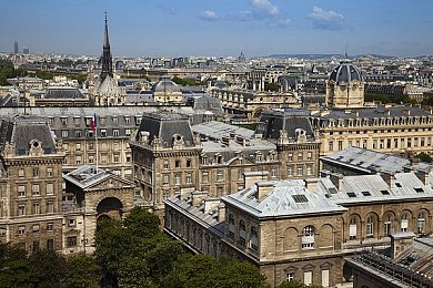 裸体美女APP：霓虹飞驰揭露未来都市阴谋，速度与反思的赛博朋克之旅